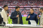 19.04.2026, Fussball Bundesliga 2025/2026, 30.Spieltag, FC Bayern München - VfB Stuttgart, in der Allianz-Arena München, v.li: Sami Khedira, Michael Ballack und Sportvorstand Max Eberl (Bayern München) am DAZN Mikrofon.