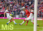19.04.2026, Fussball Bundesliga 2025/2026, 30.Spieltag, FC Bayern München - VfB Stuttgart, in der Allianz-Arena München, Jamal Musiala (Bayern München) Schuss gegen Jeff Chabot (re, Stuttgart), 