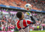 19.04.2026, Fussball Bundesliga 2025/2026, 30.Spieltag, FC Bayern München - VfB Stuttgart, in der Allianz-Arena München, Torwart Leonard Prescott (FC Bayern München) beim Aufwärmen.