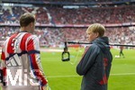 19.04.2026, Fussball Bundesliga 2025/2026, 30.Spieltag, FC Bayern München - VfB Stuttgart, in der Allianz-Arena München, Ein Balljunge des FC Bayern unterhält sich beim Aufwärmen am Spielfeldrand kurz mit Torwart Manuel Neuer (li, FC Bayern München) 