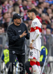 19.04.2026, Fussball Bundesliga 2025/2026, 30.Spieltag, FC Bayern München - VfB Stuttgart, in der Allianz-Arena München, von links:  Trainer Sebastian Hoeneß (Stuttgart), Atakan Karazor (Stuttgart) 