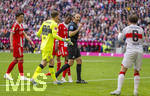 19.04.2026, Fussball Bundesliga 2025/2026, 30.Spieltag, FC Bayern München - VfB Stuttgart, in der Allianz-Arena München, Schiedsrichter Sören Storks im Kreuzfeuer, v.li: Hiroki Ito (FC Bayern München), Torwart Alexander Nübel (Stuttgart), Nicolas Jackson (FC Bayern München), Angelo Stiller (Stuttgart) 