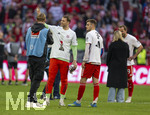 19.04.2026, Fussball Bundesliga 2025/2026, 30.Spieltag, FC Bayern München - VfB Stuttgart, in der Allianz-Arena München, Schlussjubel, Torwart Manuel Neuer (FC Bayern München), Josip Stanisic (Bayern München) 