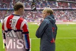 19.04.2026, Fussball Bundesliga 2025/2026, 30.Spieltag, FC Bayern München - VfB Stuttgart, in der Allianz-Arena München, Ein Balljunge des FC Bayern unterhält sich beim Aufwärmen am Spielfeldrand kurz mit Torwart Manuel Neuer (li, FC Bayern München) 
