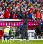 19.04.2026, Fussball Bundesliga 2025/2026, 30.Spieltag, FC Bayern München - VfB Stuttgart, in der Allianz-Arena München, Nach dem Schlusspfiff, Trainer Vincent Kompany (FC Bayern München) jubelt über den Meistertitel.