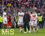 19.04.2026, Fussball Bundesliga 2025/2026, 30.Spieltag, FC Bayern München - VfB Stuttgart, in der Allianz-Arena München, Frustrierter Abgang der Stuttgarter nach der Niederlage: Chema Andres Baixauli Jose Maria (Stuttgart), Jeff Chabot (Stuttgart), Trainer Sebastian Hoeneß (Stuttgart), Chris Führich (Stuttgart), Finn Jeltsch (Stuttgart).