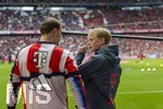 19.04.2026, Fussball Bundesliga 2025/2026, 30.Spieltag, FC Bayern München - VfB Stuttgart, in der Allianz-Arena München, Ein Balljunge des FC Bayern unterhält sich beim Aufwärmen am Spielfeldrand kurz mit Torwart Manuel Neuer (li, FC Bayern München) 