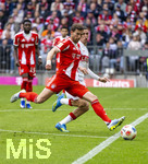 19.04.2026, Fussball Bundesliga 2025/2026, 30.Spieltag, FC Bayern München - VfB Stuttgart, in der Allianz-Arena München, Leon Goretzka (FC Bayern München) Schuss gegen Bilal El Khannouss (Stuttgart) 