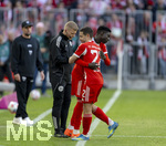 19.04.2026, Fussball Bundesliga 2025/2026, 30.Spieltag, FC Bayern München - VfB Stuttgart, in der Allianz-Arena München, Wechsel, Raphael Guerreiro (FC Bayern München) geht für Nicolas Jackson (FC Bayern München) vom Feld 