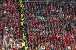 19.04.2026, Fussball Bundesliga 2025/2026, 30.Spieltag, FC Bayern München - VfB Stuttgart, in der Allianz-Arena München, eine Reihe Ordner passt auf der Treppe auf die Fans auf.