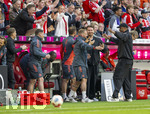 19.04.2026, Fussball Bundesliga 2025/2026, 30.Spieltag, FC Bayern München - VfB Stuttgart, in der Allianz-Arena München, Nach dem Schlusspfiff, Trainer Vincent Kompany (re, FC Bayern München) jubelt über den Meistertitel mit seinem Staff, Co-Trainer Aaron Danks (Bayern München)  