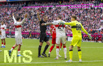 19.04.2026, Fussball Bundesliga 2025/2026, 30.Spieltag, FC Bayern München - VfB Stuttgart, in der Allianz-Arena München, Schiedsrichter Sören Storks im Kreuzfeuer, v.li: Bilal El Khannouss (Stuttgart), Jeff Chabot (Stuttgart), Torwart Alexander Nübel (Stuttgart) 