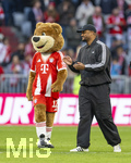 19.04.2026, Fussball Bundesliga 2025/2026, 30.Spieltag, FC Bayern München - VfB Stuttgart, in der Allianz-Arena München, Nach dem Spiel, re: Trainer Vincent Kompany (FC Bayern München) mit Maskottchen Berni.