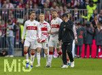 19.04.2026, Fussball Bundesliga 2025/2026, 30.Spieltag, FC Bayern München - VfB Stuttgart, in der Allianz-Arena München, Frustrierter Abgang der Stuttgarter nach der Niederlage: v.li: Maximilian Mittelstädt (Stuttgart), Chris Führich (Stuttgart), Jeff Chabot (Stuttgart), Trainer Sebastian Hoeneß (Stuttgart) 