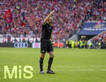 19.04.2026, Fussball Bundesliga 2025/2026, 30.Spieltag, FC Bayern München - VfB Stuttgart, in der Allianz-Arena München, Schiedsrichter Sören Storks pfeift  
