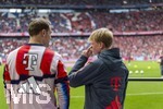 19.04.2026, Fussball Bundesliga 2025/2026, 30.Spieltag, FC Bayern München - VfB Stuttgart, in der Allianz-Arena München, Ein Balljunge des FC Bayern unterhält sich beim Aufwärmen am Spielfeldrand kurz mit Torwart Manuel Neuer (li, FC Bayern München)  