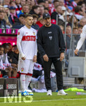 19.04.2026, Fussball Bundesliga 2025/2026, 30.Spieltag, FC Bayern München - VfB Stuttgart, in der Allianz-Arena München, v.li: Badredine Bouanani (Stuttgart) wird von Trainer Sebastian Hoeneß (Stuttgart) eingewechselt.