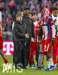 19.04.2026, Fussball Bundesliga 2025/2026, 30.Spieltag, FC Bayern München - VfB Stuttgart, in der Allianz-Arena München, Schlussjubel, Trainer Vincent Kompany (FC Bayern München) freut sich mit Lennart Karl (li, FC Bayern München), Alphonso Davies (FC Bayern München), 