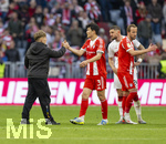 19.04.2026, Fussball Bundesliga 2025/2026, 30.Spieltag, FC Bayern München - VfB Stuttgart, in der Allianz-Arena München, Nach dem Spiel, Lennart Karl (FC Bayern München) sahakehands mit Min-jae Kim (Bayern München, Minjae Kim) 