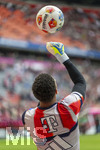 19.04.2026, Fussball Bundesliga 2025/2026, 30.Spieltag, FC Bayern München - VfB Stuttgart, in der Allianz-Arena München, Torwart Leonard Prescott (FC Bayern München) beim Aufwärmen.