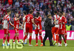 19.04.2026, Fussball Bundesliga 2025/2026, 30.Spieltag, FC Bayern München - VfB Stuttgart, in der Allianz-Arena München, Nach dem Spiel, Josip Stanisic (Bayern München), Leon Goretzka (FC Bayern München), Bara Sapoko Ndiaye (Bayern München), Lennart Karl (FC Bayern München) sahakehands mit Nicolas Jackson (FC Bayern München) 