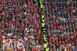 19.04.2026, Fussball Bundesliga 2025/2026, 30.Spieltag, FC Bayern München - VfB Stuttgart, in der Allianz-Arena München, eine Reihe Ordner passt auf der Treppe auf die Fans auf.