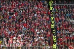 19.04.2026, Fussball Bundesliga 2025/2026, 30.Spieltag, FC Bayern München - VfB Stuttgart, in der Allianz-Arena München, eine Reihe Ordner passt auf der Treppe auf die Fans auf.