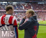 19.04.2026, Fussball Bundesliga 2025/2026, 30.Spieltag, FC Bayern München - VfB Stuttgart, in der Allianz-Arena München, Ein Balljunge des FC Bayern unterhält sich beim Aufwärmen am Spielfeldrand kurz mit Torwart Manuel Neuer (li, FC Bayern München) 