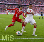 19.04.2026, Fussball Bundesliga 2025/2026, 30.Spieltag, FC Bayern München - VfB Stuttgart, in der Allianz-Arena München, v.li: Michael Olise (FC Bayern München) gegen Jamie Leweling (Stuttgart) 