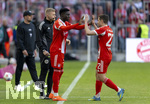 19.04.2026, Fussball Bundesliga 2025/2026, 30.Spieltag, FC Bayern München - VfB Stuttgart, in der Allianz-Arena München, Wechsel, Raphael Guerreiro (re, FC Bayern München) geht für Nicolas Jackson (FC Bayern München) vom Feld 