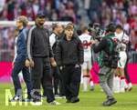 19.04.2026, Fussball Bundesliga 2025/2026, 30.Spieltag, FC Bayern München - VfB Stuttgart, in der Allianz-Arena München, Schlussjubel, Trainer Vincent Kompany (FC Bayern München) freut sich mit Lennart Karl (re, FC Bayern München), 