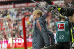 19.04.2026, Fussball Bundesliga 2025/2026, 30.Spieltag, FC Bayern München - VfB Stuttgart, in der Allianz-Arena München, Ein Balljunge des FC Bayern schaut beim Aufwärmen am Spielfeldrand zu. 