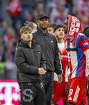 19.04.2026, Fussball Bundesliga 2025/2026, 30.Spieltag, FC Bayern München - VfB Stuttgart, in der Allianz-Arena München, Schlussjubel, Trainer Vincent Kompany (FC Bayern München) freut sich mit Lennart Karl (li, FC Bayern München), Alphonso Davies (FC Bayern München), 