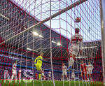 19.04.2026, Fussball Bundesliga 2025/2026, 30.Spieltag, FC Bayern München - VfB Stuttgart, in der Allianz-Arena München, Maximilian Mittelstädt (Stuttgart) köpft den Ball weg, li: Torwart Alexander Nübel (Stuttgart) 