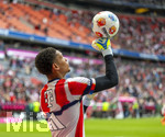 19.04.2026, Fussball Bundesliga 2025/2026, 30.Spieltag, FC Bayern München - VfB Stuttgart, in der Allianz-Arena München, Torwart Leonard Prescott (FC Bayern München) beim Aufwärmen.