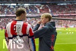 19.04.2026, Fussball Bundesliga 2025/2026, 30.Spieltag, FC Bayern München - VfB Stuttgart, in der Allianz-Arena München, Ein Balljunge des FC Bayern unterhält sich beim Aufwärmen am Spielfeldrand kurz mit Torwart Manuel Neuer (li, FC Bayern München) 