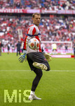19.04.2026, Fussball Bundesliga 2025/2026, 30.Spieltag, FC Bayern München - VfB Stuttgart, in der Allianz-Arena München, Torwart Manuel Neuer (FC Bayern München) beim Aufwärmen mit Ballgefühl.