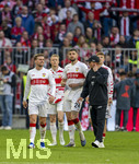 19.04.2026, Fussball Bundesliga 2025/2026, 30.Spieltag, FC Bayern München - VfB Stuttgart, in der Allianz-Arena München, Frustrierter Abgang der Stuttgarter nach der Niederlage: v.li: Maximilian Mittelstädt (Stuttgart), Chris Führich (Stuttgart), Jeff Chabot (Stuttgart), Trainer Sebastian Hoeneß (Stuttgart) 