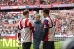 19.04.2026, Fussball Bundesliga 2025/2026, 30.Spieltag, FC Bayern München - VfB Stuttgart, in der Allianz-Arena München, Ein Balljunge des FC Bayern unterhält sich beim Aufwärmen am Spielfeldrand kurz mit Torwart Manuel Neuer (li, FC Bayern München) und Torwart Leonard Prescott (re, FC Bayern München)  