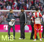 19.04.2026, Fussball Bundesliga 2025/2026, 30.Spieltag, FC Bayern München - VfB Stuttgart, in der Allianz-Arena München, Schlussjubel, Trainer Vincent Kompany (FC Bayern München) freut sich mit Torwart-Trainer Michael Rechner (li, FC Bayern München).