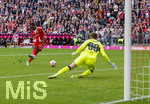 19.04.2026, Fussball Bundesliga 2025/2026, 30.Spieltag, FC Bayern München - VfB Stuttgart, in der Allianz-Arena München, Torschuss Nicolas Jackson (FC Bayern München) zum 2:1 gegen Torwart Alexander Nübel (Stuttgart) 