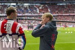 19.04.2026, Fussball Bundesliga 2025/2026, 30.Spieltag, FC Bayern München - VfB Stuttgart, in der Allianz-Arena München, Ein Balljunge des FC Bayern unterhält sich beim Aufwärmen am Spielfeldrand kurz mit Torwart Manuel Neuer (li, FC Bayern München) 