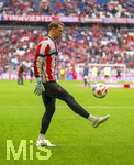 19.04.2026, Fussball Bundesliga 2025/2026, 30.Spieltag, FC Bayern München - VfB Stuttgart, in der Allianz-Arena München, Torwart Manuel Neuer (FC Bayern München) beim Aufwärmen mit Ballgefühl.