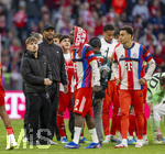 19.04.2026, Fussball Bundesliga 2025/2026, 30.Spieltag, FC Bayern München - VfB Stuttgart, in der Allianz-Arena München, Schlussjubel, Trainer Vincent Kompany (FC Bayern München) freut sich mit Lennart Karl (li, FC Bayern München), Alphonso Davies (FC Bayern München), Jamal Musiala (Bayern München). 