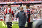 19.04.2026, Fussball Bundesliga 2025/2026, 30.Spieltag, FC Bayern München - VfB Stuttgart, in der Allianz-Arena München, Ein Balljunge des FC Bayern unterhält sich beim Aufwärmen am Spielfeldrand kurz mit Torwart Manuel Neuer (li, FC Bayern München) und Torwart Leonard Prescott (re, FC Bayern München) 