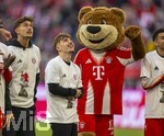 19.04.2026, Fussball Bundesliga 2025/2026, 30.Spieltag, FC Bayern München - VfB Stuttgart, in der Allianz-Arena München, die Spieler feiern nach dem Sieg die 35. Deutsche Meisterschaft. Die Mannschaft feiert mit den Fans und speziellen Meistertrikots mit Aufdruck des kultigen Porzellan-Kakadus mit Meisterschale. v.li:    Tom Bischof (Bayern München), Lennart Karl (FC Bayern München), Maskottchen Berni.