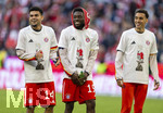 19.04.2026, Fussball Bundesliga 2025/2026, 30.Spieltag, FC Bayern München - VfB Stuttgart, in der Allianz-Arena München, die Spieler feiern nach dem Sieg die 35. Deutsche Meisterschaft. Die Mannschaft feiert mit den Fans und speziellen Meistertrikots mit Aufdruck des kultigen Porzellan-Kakadus mit Meisterschale. von links:  Luis Diaz (FC Bayern München), Alphonso Davies (FC Bayern München), Jamal Musiala (Bayern München) 
