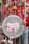 19.04.2026, Fussball Bundesliga 2025/2026, 30.Spieltag, FC Bayern München - VfB Stuttgart, in der Allianz-Arena München, die Spieler feiern nach dem Sieg die 35. Deutsche Meisterschaft. Auch ein Bayernfan hat sich eine Meisterschale gebastelt. 