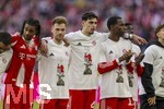 19.04.2026, Fussball Bundesliga 2025/2026, 30.Spieltag, FC Bayern München - VfB Stuttgart, in der Allianz-Arena München, die Spieler feiern nach dem Sieg die 35. Deutsche Meisterschaft. Die Mannschaft feiert mit den Fans und speziellen Meistertrikots mit Aufdruck des kultigen Porzellan-Kakadus mit Meisterschale. v.li:   Michael Olise (FC Bayern München), Joshua Kimmich (FC Bayern München), Aleksandar Pavlovic (Bayern München) , Nicolas Jackson (FC Bayern München),  