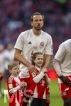 19.04.2026, Fussball Bundesliga 2025/2026, 30.Spieltag, FC Bayern München - VfB Stuttgart, in der Allianz-Arena München, die Spieler feiern nach dem Sieg die 35. Deutsche Meisterschaft. Die Mannschaft feiert mit den Fans und speziellen Meistertrikots mit Aufdruck des kultigen Porzellan-Kakadus mit Meisterschale. Harry Kane (FC Bayern München) mit seinen Kindern  